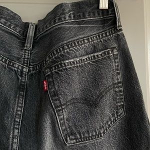 Levi’s black denim cropped jean